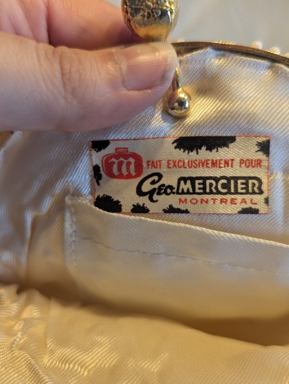2/20$ Vintage White Beaded Clutch with Metal Handle - Picture 6 of 8